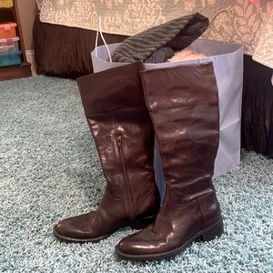 New-Dark brown size 6 Born